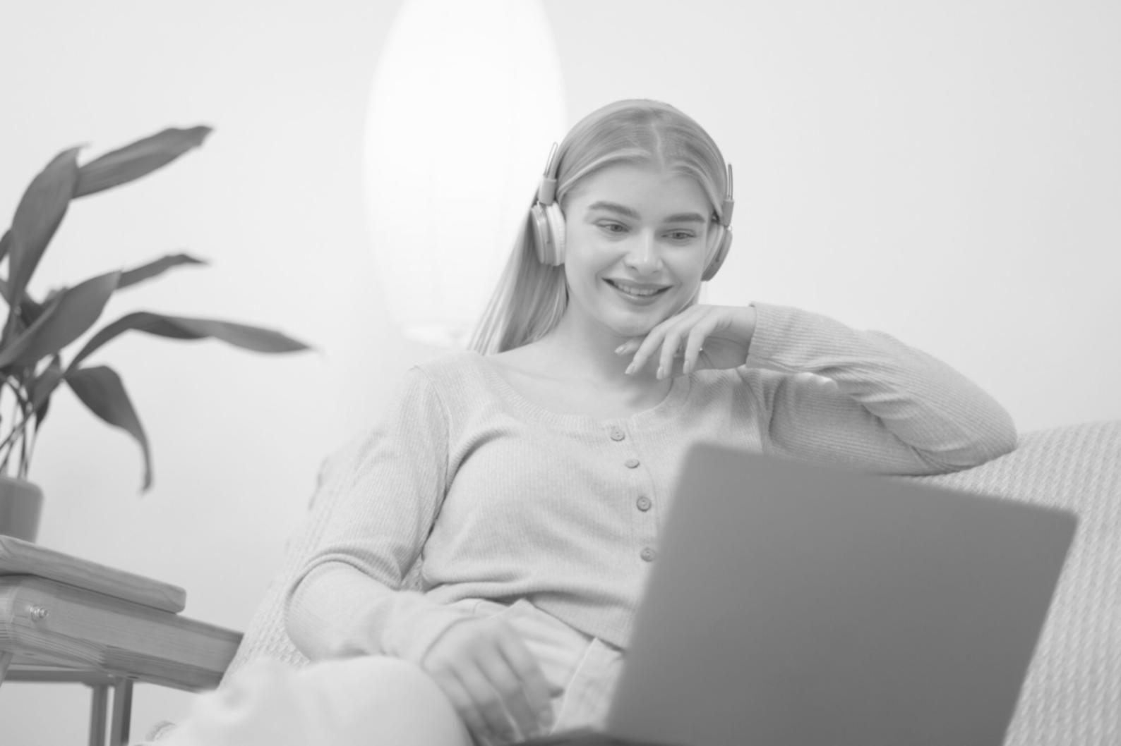 Séance de travail collaboratif sur la gestion budgétaire avec outils numériques
